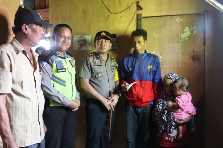 Kunjungi Penderita Gizi Buruk, Kapolres Inhil Berikan Bantuan  Kunjungi Penderita Gizi Buruk, Kapolres Inhil Berikan Bantuan