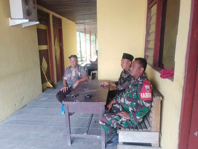 Babinsa Koramil 07/Reteh Rutin Gelar Komsos, Tingkatkan Kebersamaan Masyarakat