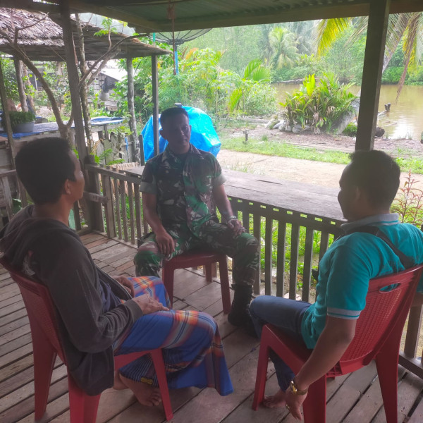 Hadir Ditengah Masyarakat, Babinsa Koramil 03/Tpl Komsos dengan Ketua RT dan Ketua Pemuda