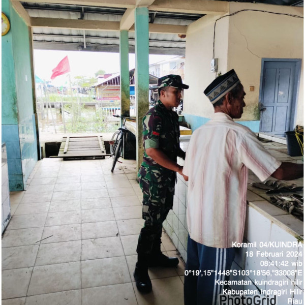 Bersama Pedagang Ikan, Babinsa Koramil 04/Kuindra Ciptakan Kebersamaan di Wilayah Binaan