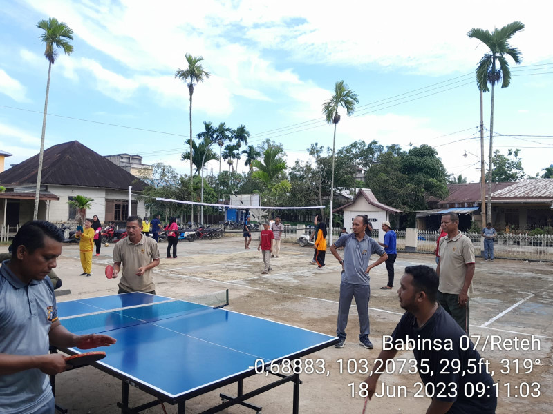 Dalam Memperingati HUT Bhayangkara ke 77, Danramil 07/Reteh Adakan Olahraga Bersama dan Pemeriksaan Kesehatan Gratis