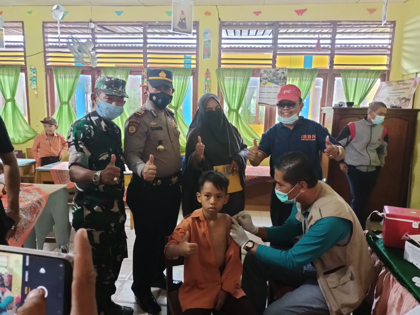 Danramil 03/Tempuling Bersama Kapolsek Tempuling Kembali Semangati Siswa-Siswi SD Untuk Vaksin