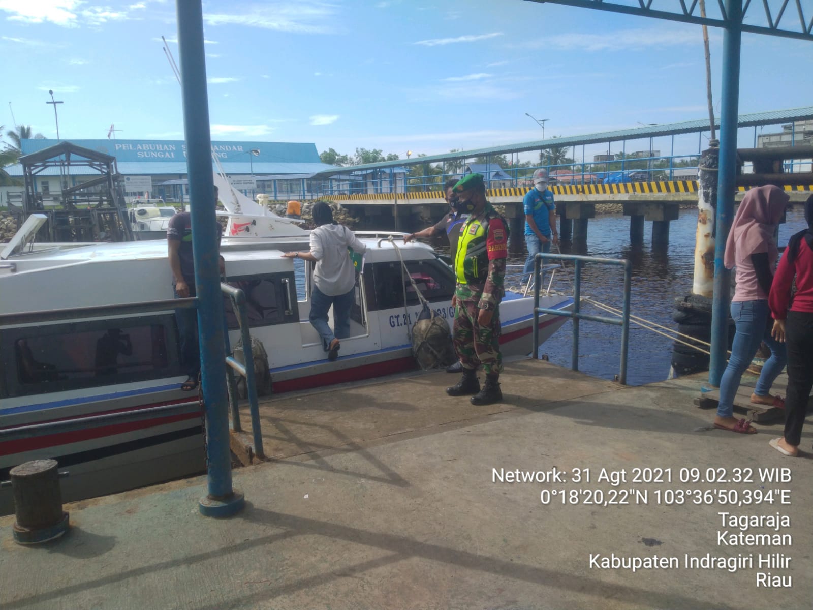 TNI Koramil 06/Kateman Lakukan Penjagaan dan Penegakan Disiplin di Pelabuhan