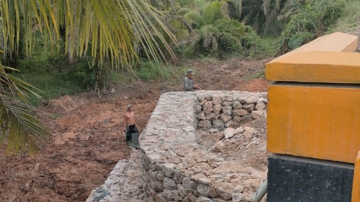 Bangun Bronjong, Upaya PUPR Riau Untuk Tangani Jalan Amblas