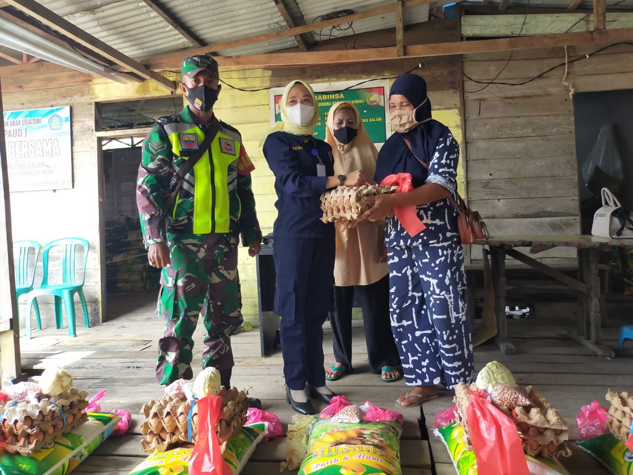 Dampingi Penyaluran Bantuan Non Tunai, Serda Asrion Himbau Warga Tetap Patuhi Protkes