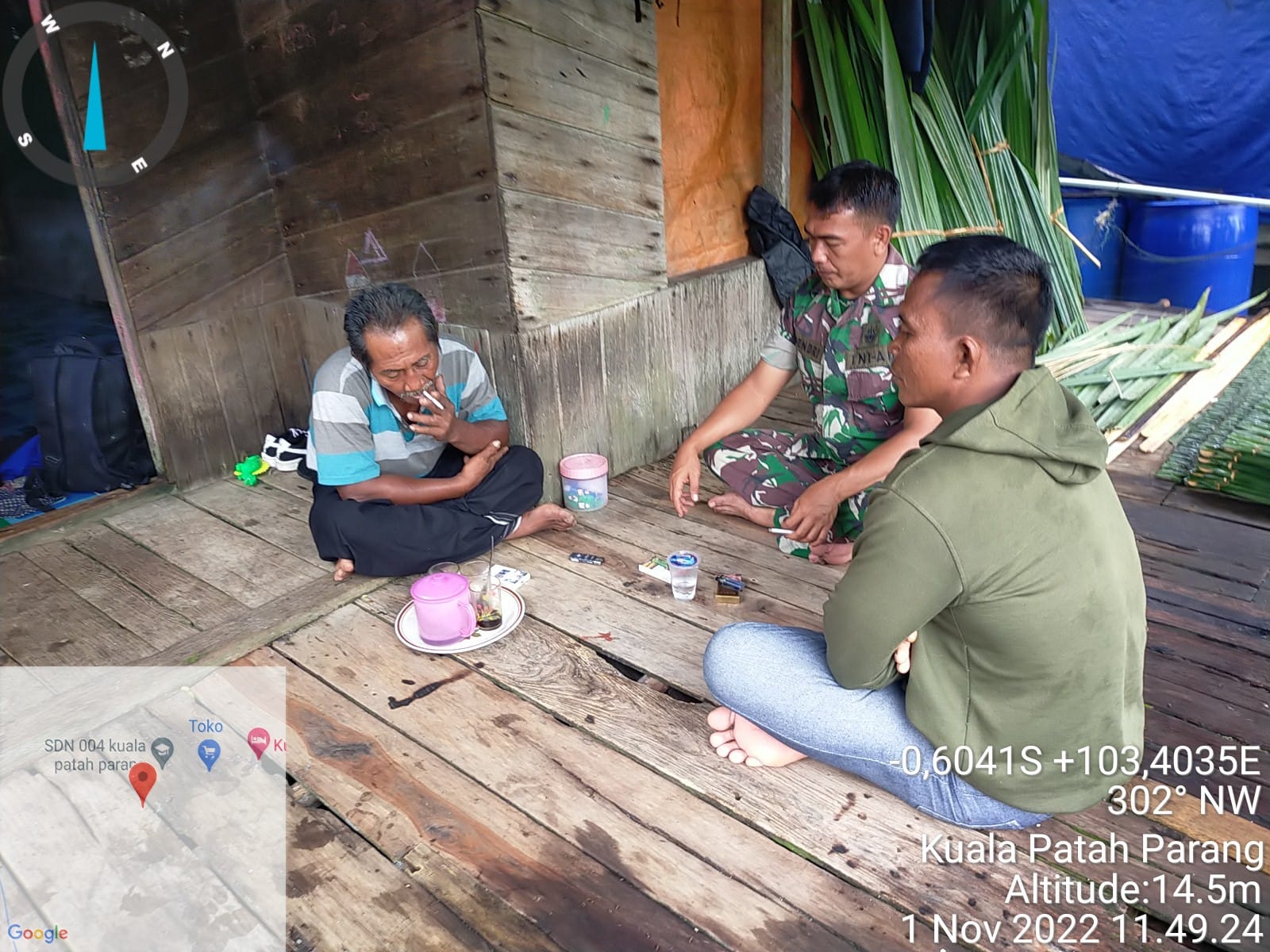 Sertu Bendri Komsos Bersama Ketua Pemuda dan Toko Adat Suku Duono