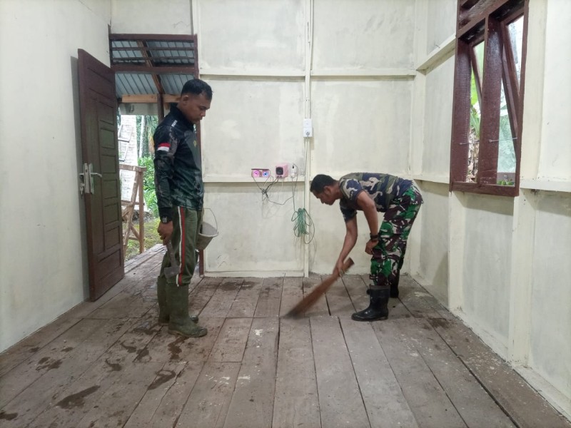 Satgas TMMD Kodim 0314/Inhil Lanjutkan Pembersihan Disekitar Rumah Yang Telah Selesai Dibangun