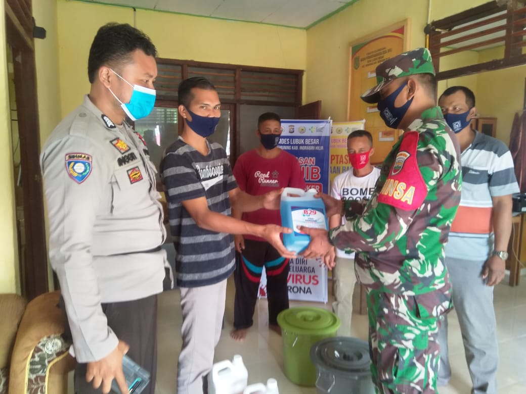 Babinsa 09/Kemuning dan Bhabinkamtibmas Lakukan Penyerahan Peralatan Penyemprotan Disinfektan