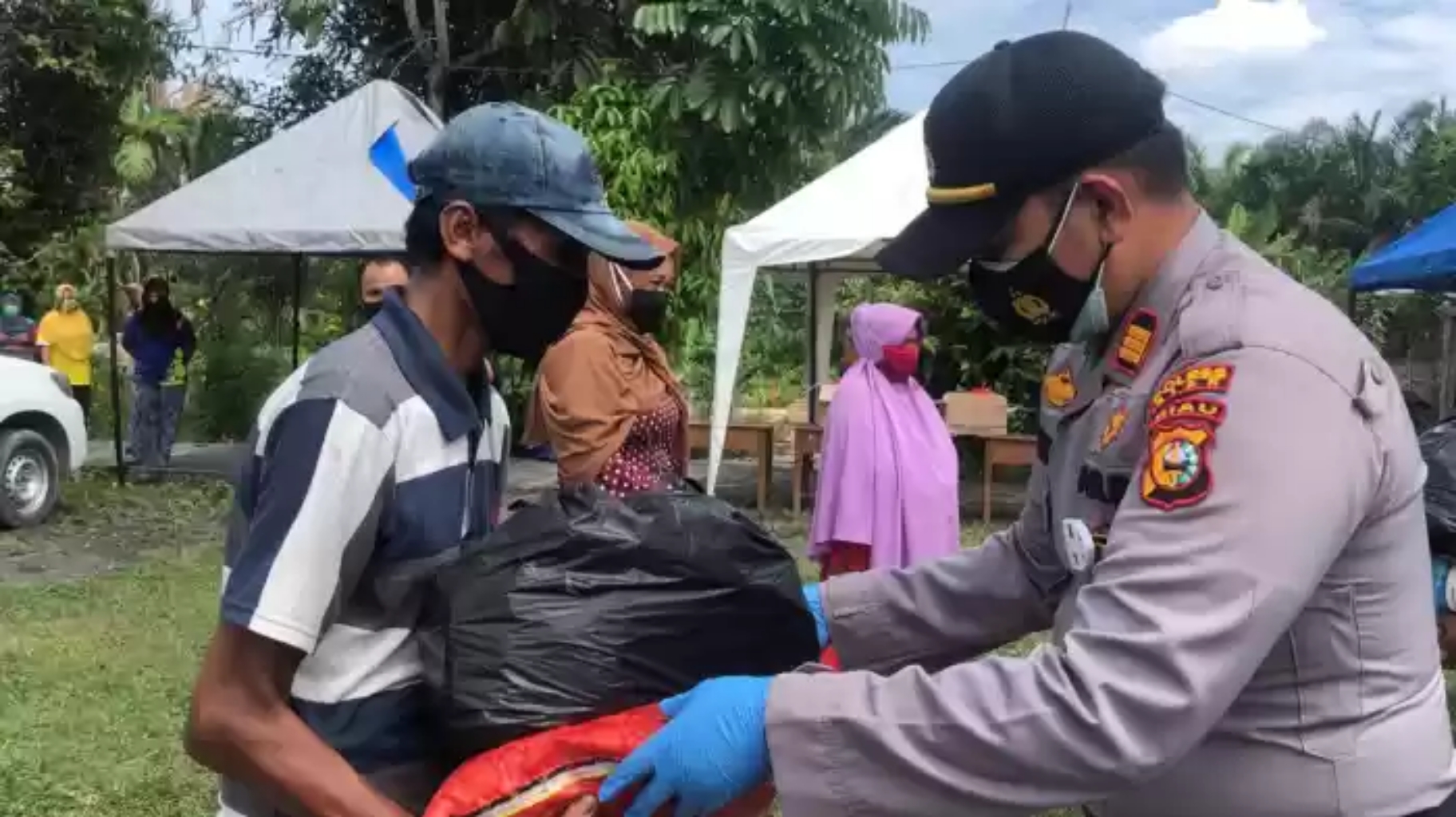 Polres Siak Bersama Satgas Covid - 19 Kabupaten Siak Gelar Kampanye Masif Pemakaian Masker di Tualan