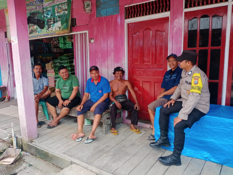 Rutinitas Bhabinkamtibmas Desa Terusan Kempas Brigadir Akmaluddin Laksanakan Giat Sambang Di Desa Binaan