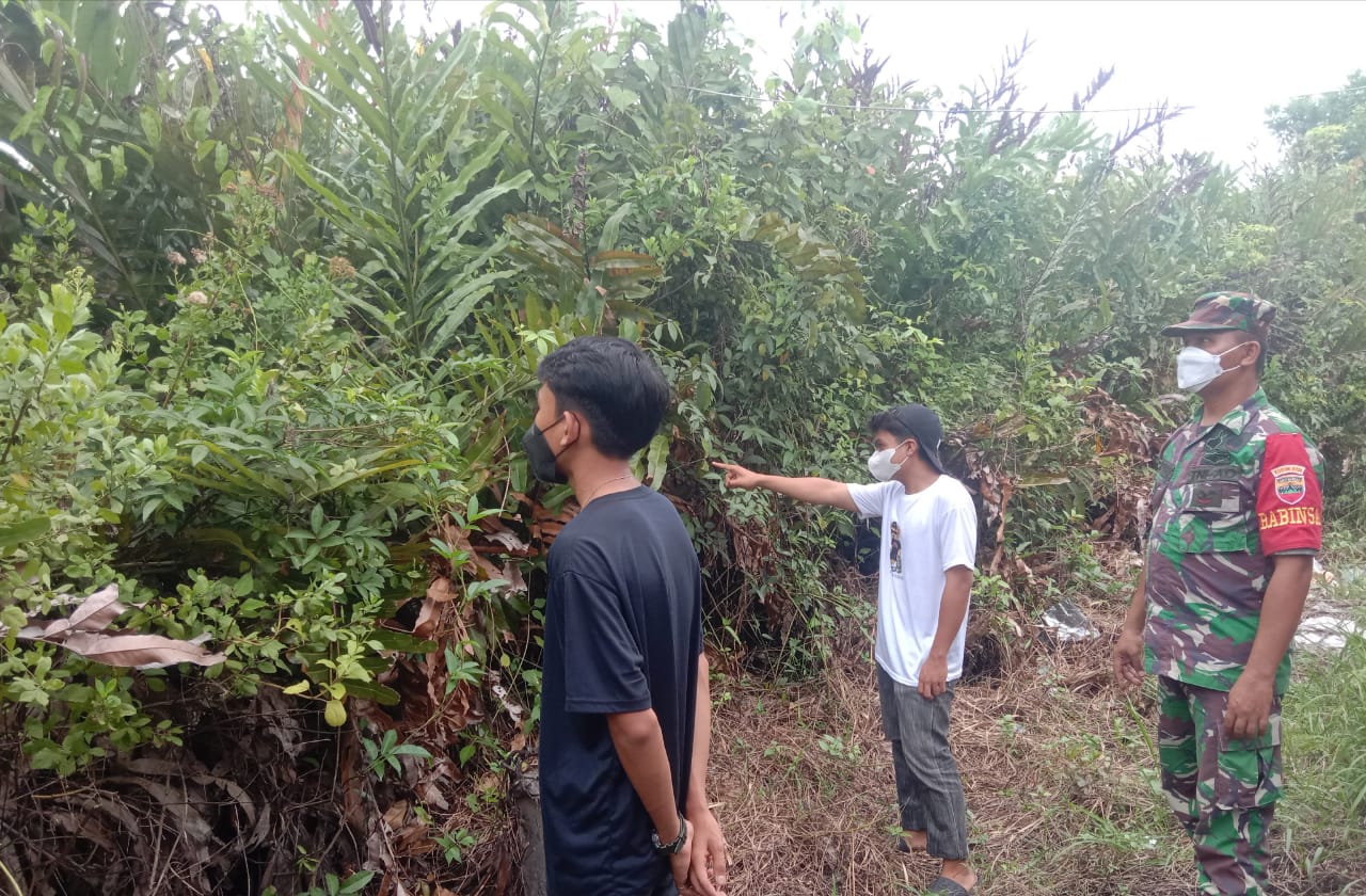 Babinsa Koramil 04/Kuindra Bersama Warga Cegah Karhutla