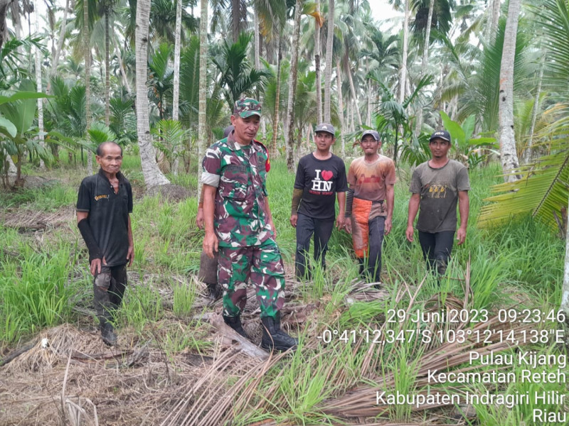 Pantau Titik Api, Babinsa Koramil 07/Reteh Terus Lakukan Patroli Guna Cegah Kebakaran