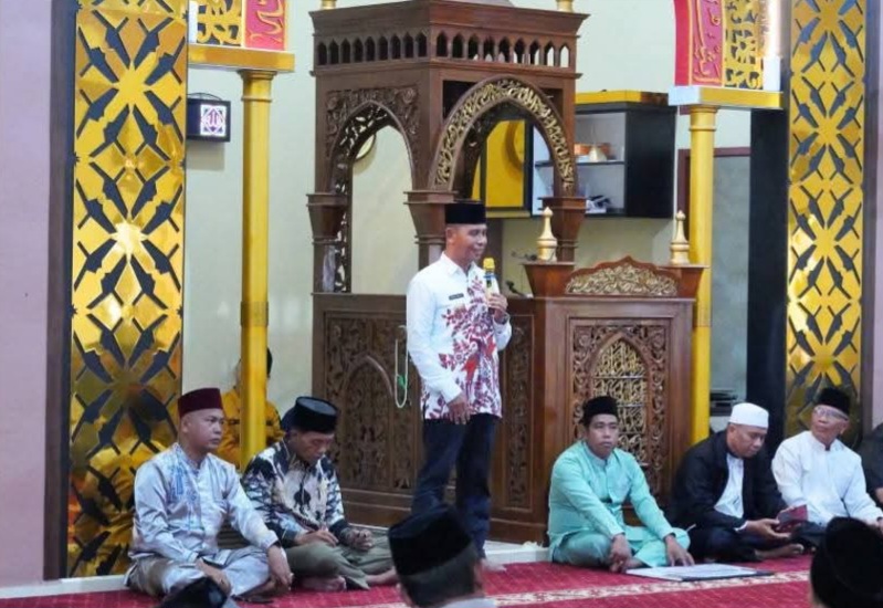 Didampingi Pj Sekda, Bupati Kampar Hadiri Safari Ramadhan di Desa Tanjung Belit