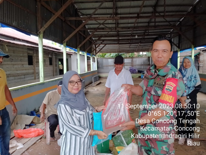 Babinsa Koramil 04/Kdr Dampingi Penyaluran Pupuk Pertanian Kepada Masyarakat