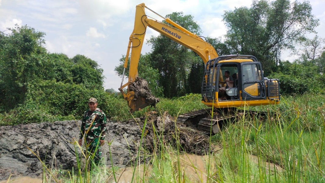 Babinsa Kopda Jalaludin Dampingi Pembuatan Tanggul Mekanik di Desa Bayas Jaya, Wujudkan OPLA yang Efektif