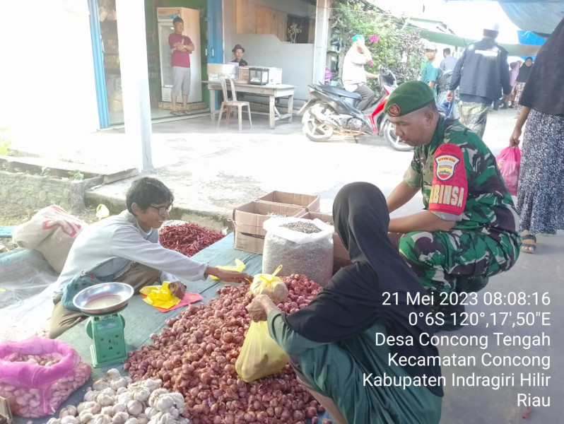 Komsos Bersama Pedagang di Concong Tengah, Berikut Pesan-pesan Babinsa Koramil 04/Kuindra