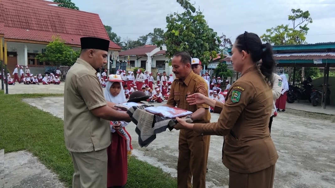 Anggota DPRD Siak Robi Cahyadi Jadi Pembina Apel di SDN 03 Buatan II, Serahkan Seragam Gratis untuk Siswa