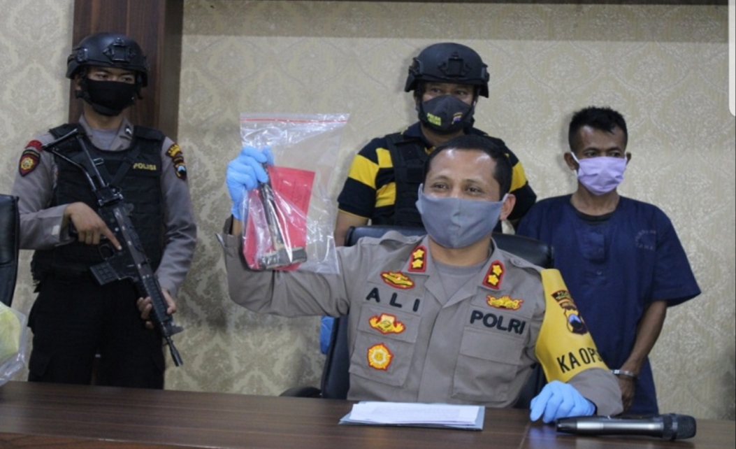 Cinta Bertepuk Sebelah Tangan, Pria Ini Aniaya Mama Muda dan Balitanya Pakai Palu