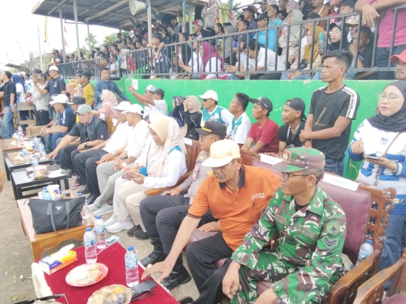 Babinsa Sertu Ichlas Manalu Hadiri Penutupan Meriah DPI Cup V: Semangat Sportivitas Membara di Desa Danau Pulai Indah