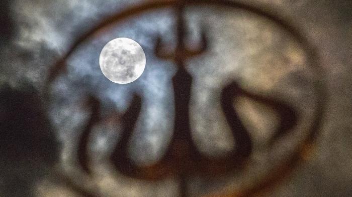 Malam Ini Terjadi Supermoon, Ini Pandangan Islam Soal Gerhana Bulan