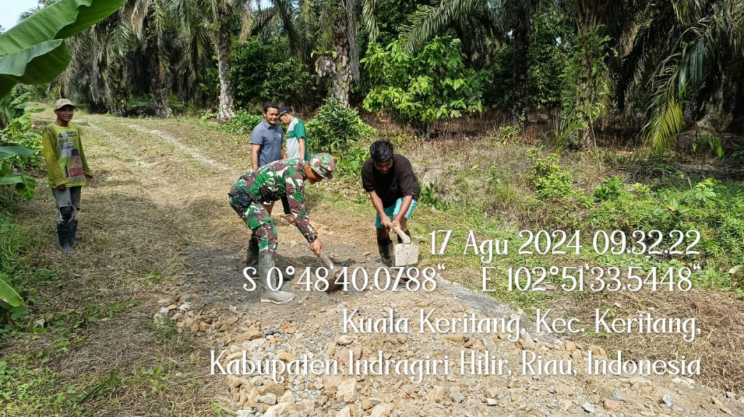 Babinsa Koramil 09/Kemuning Goro Bersama Warga Perbaiki Jalan yang Berlubang