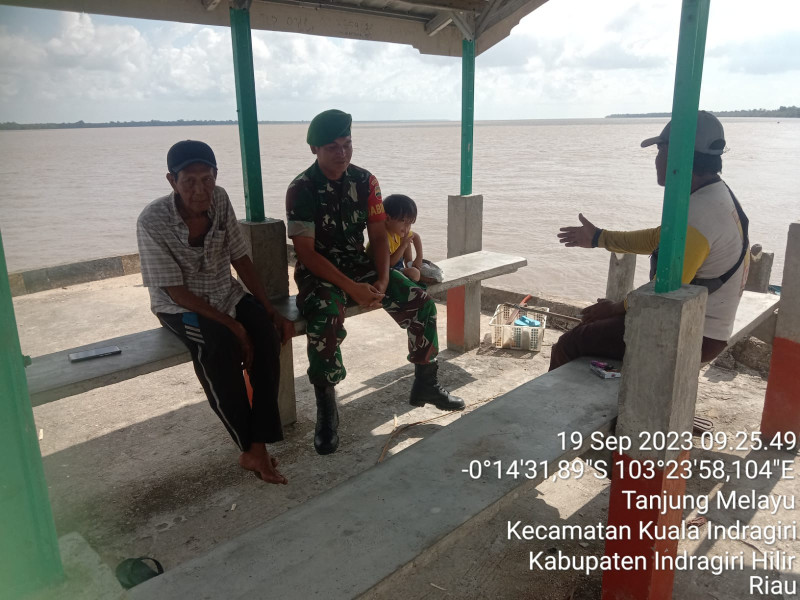 Babinsa Koramil 04/Kuindra Himbau Warga Akan Keselamatan dan Keamanan Pada Saat Melaut