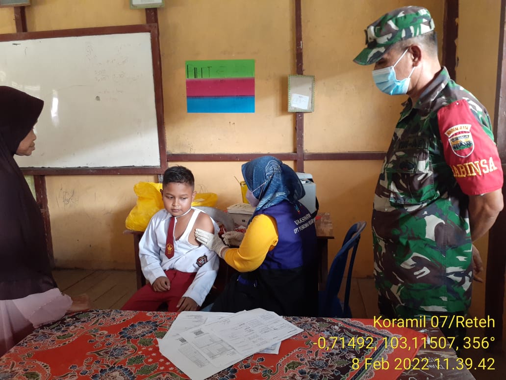 Dampingi Vaksinasi Covid-19 di Sekolah Dasar oleh Babinsa Koramil 07/Reteh