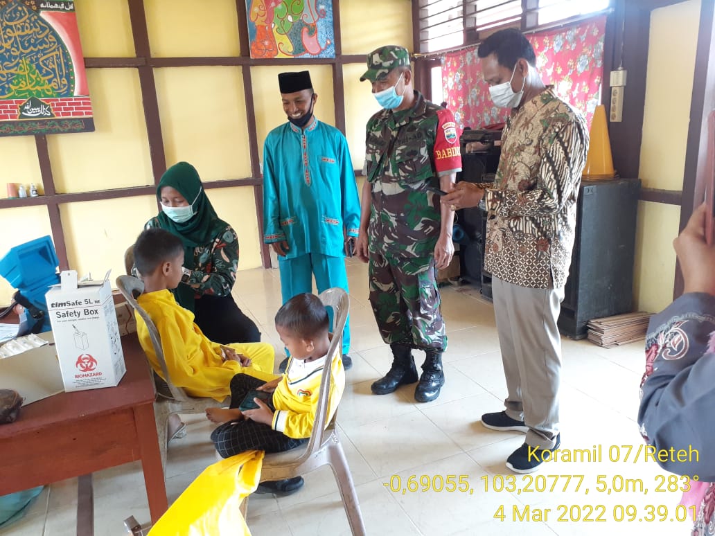 Pelaksanaan Vaksinasi dan Himbauan Tetap Terapkan Prokes oleh Babinsa Koramil 07/Reteh