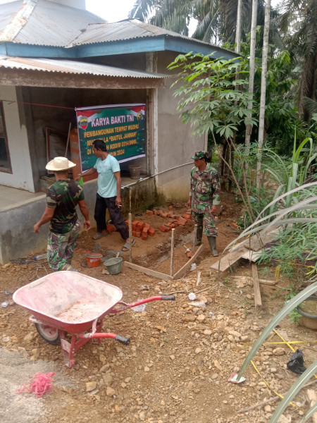 Tumbuhkan Kebersamaan, Babinsa Koramil 09/Kemuning Ajak Masyarakat Bangun Tempat Wudhu di Mushola
