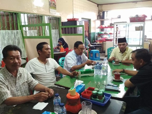 Nikmati Hari Libur dengan Santai, HM Wardan Seruput Secangkir Kopi Hitam 