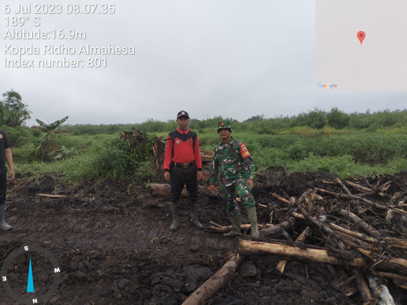 Tingkatkan Pengawasan Karlahut, Babinsa Koramil 05/GAS Kopda Ridho Almahesa Bersama Warga Laksanakan Patroli
