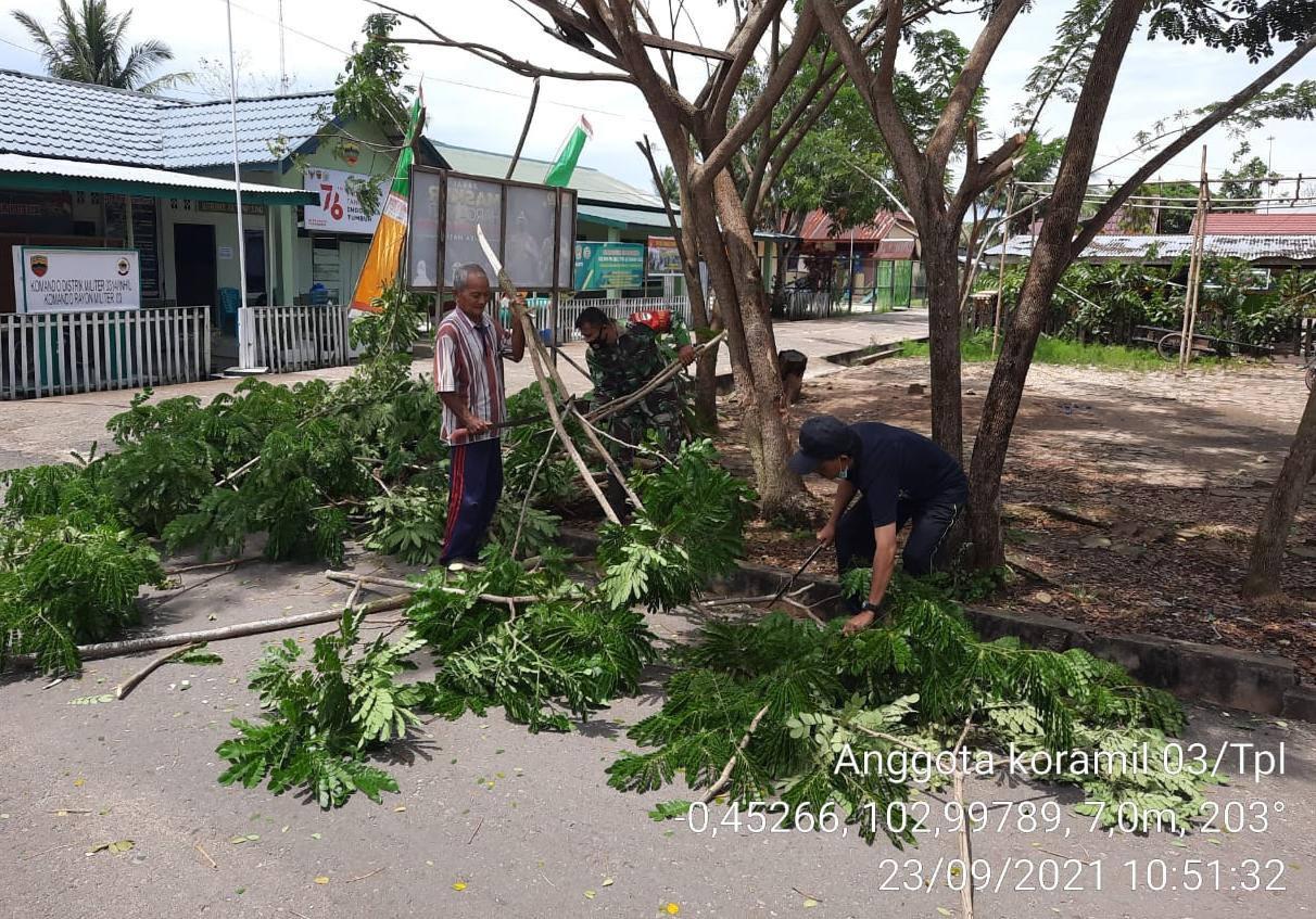 Babinsa 03/Tempuling Bersama Warga Gotong Royong Bersihkan Lingkungan
