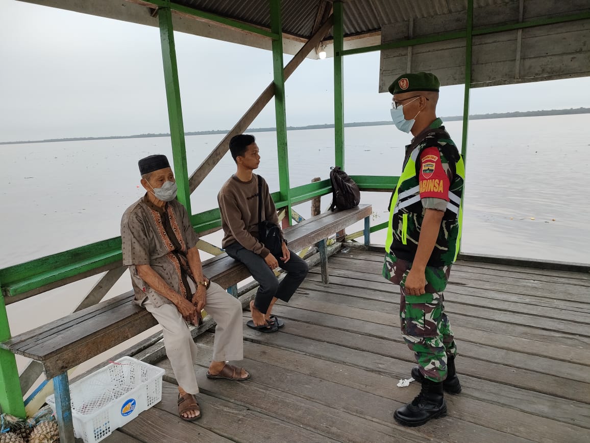 Babinsa 04/Kuindra Pinta Warga untuk Tetap Taat Protokol Kesehatan Walaupun Sudah Divaksin