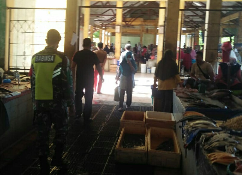 Serka Joni Babinsa Koramil 03/Siak Melaksanakan Penegakan Disiplin Prokes di Pasar Tradisional Belan
