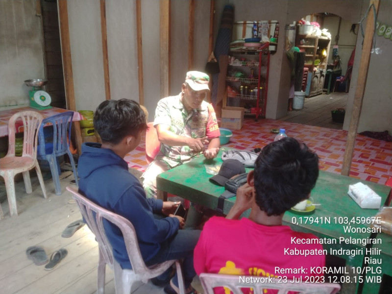 Babinsa Koramil 10/Pelangiran Terus Mengajak Masyarakat Untuk Menggali Informasi di Binaan