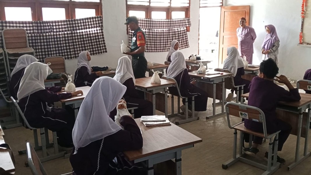 Kopda Aldi Syaputra Koramil 09/Kemuning Dukung Kegiatan Makan Bergizi Gratis di Kuala Keritang