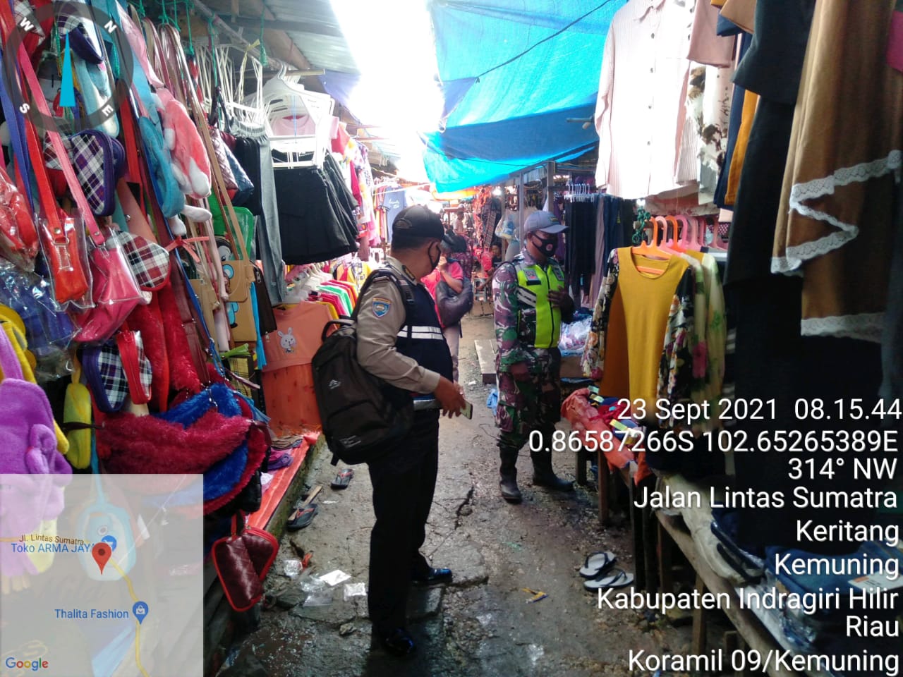 Babinsa 09/Kemuning Ajak Pengunjung Pasar Tradisional Keritang Hulu Patuhi Protkes