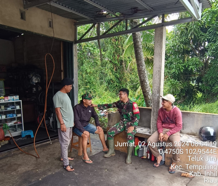 Babinsa Koramil 03/Tpl Serda JG Hutauruk Laksanakan Komsos Dengan Pemuda Di Wilayah Binaan