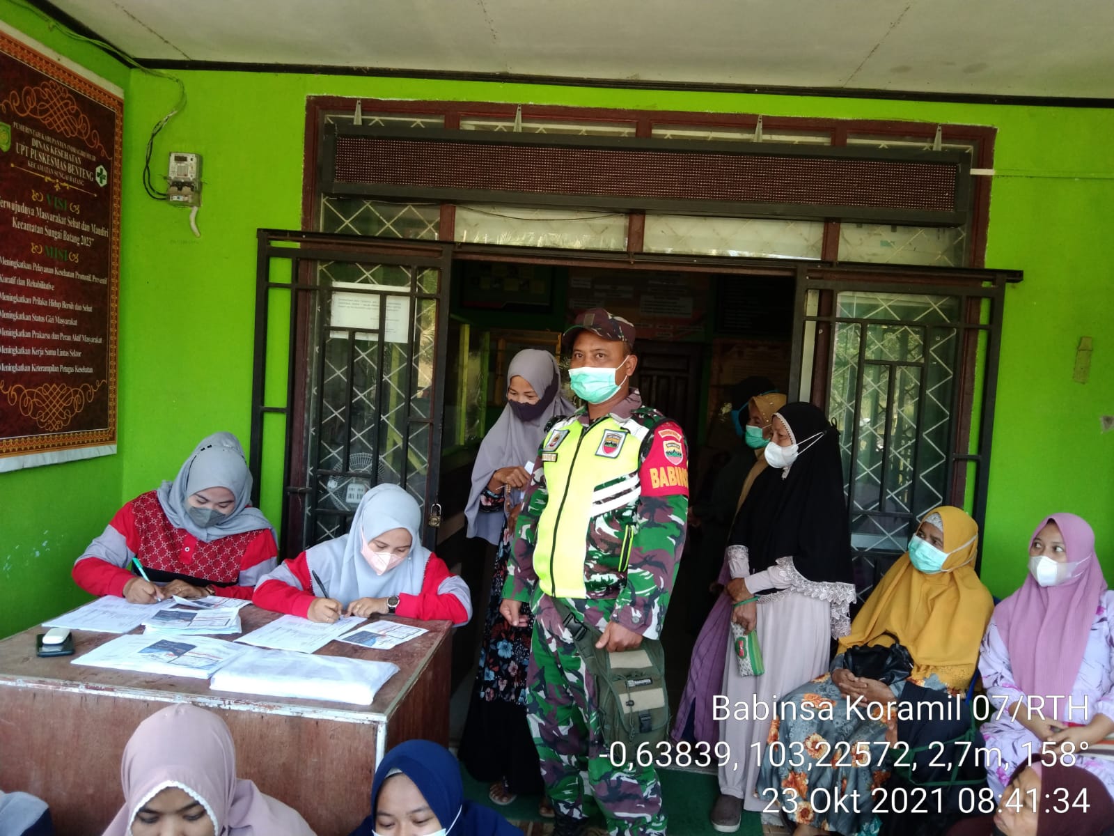 Babinsa Koramil 07/Reteh Pantau dan Amankan Vaksinasi di Puskesmas Benteng