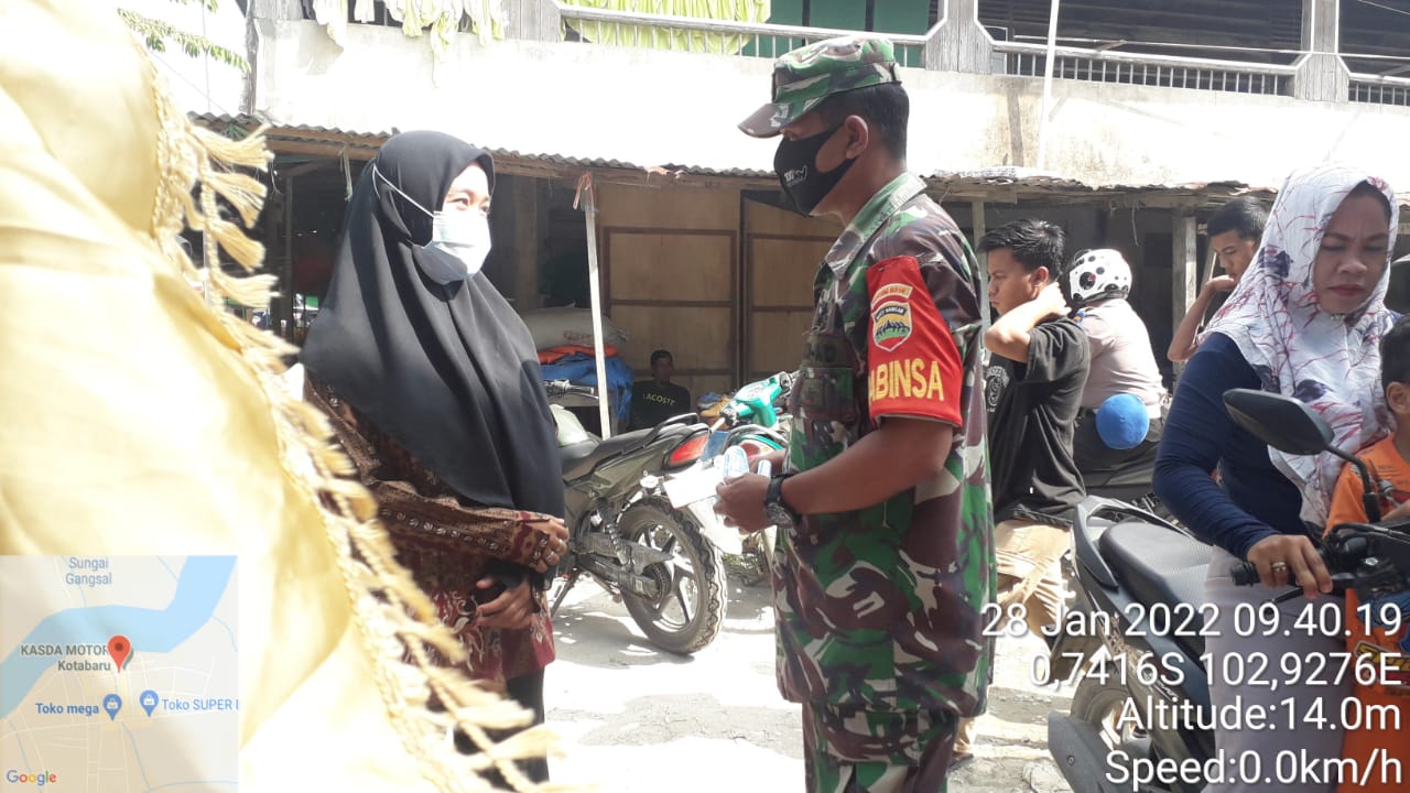 Jadi Rutinitas, Babinsa Koramil 09/Kemuning Intens Tegakkan Protkes di Pasar Kotabaru Seberida