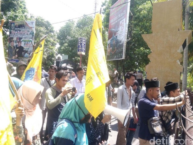 Dukung Baiq Nuril, Mahasiswa Demo Polda NTB Minta Kepsek Diusut