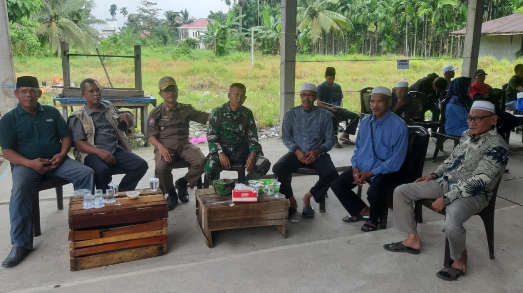 Babinsa Koramil 07/Reteh Laksanakan Komsos dengan Tokoh Masyarakat dan Tokoh Agama