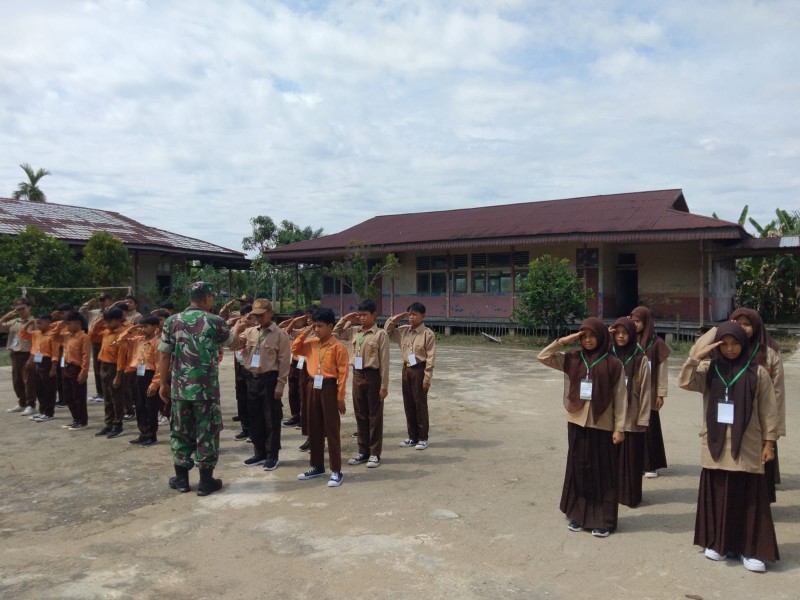 Masa MOS, Babinsa Koramil 07/Reteh Sertu Benri Kenalkan PBB Dasar Kepada Murid
