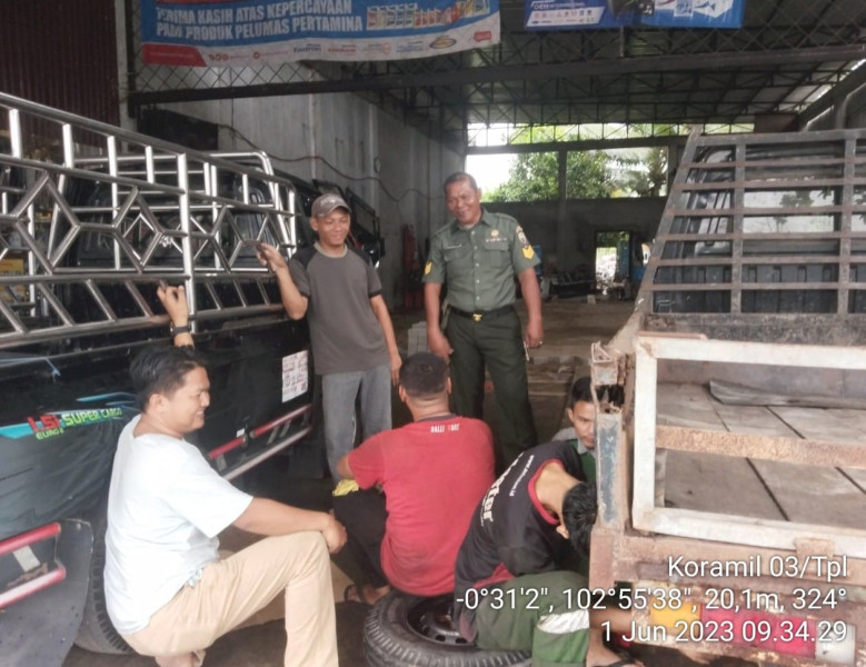 Komsos Babinsa Koramil 03/Tpl Sambangi Tukang Bengkel