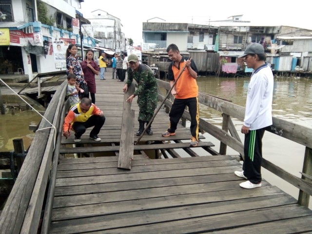 Kompak, TNI dan Polri di Inhil Bersama-sama dengan Masyarakat Perbaiki Jembatan Kayu yang Rusak