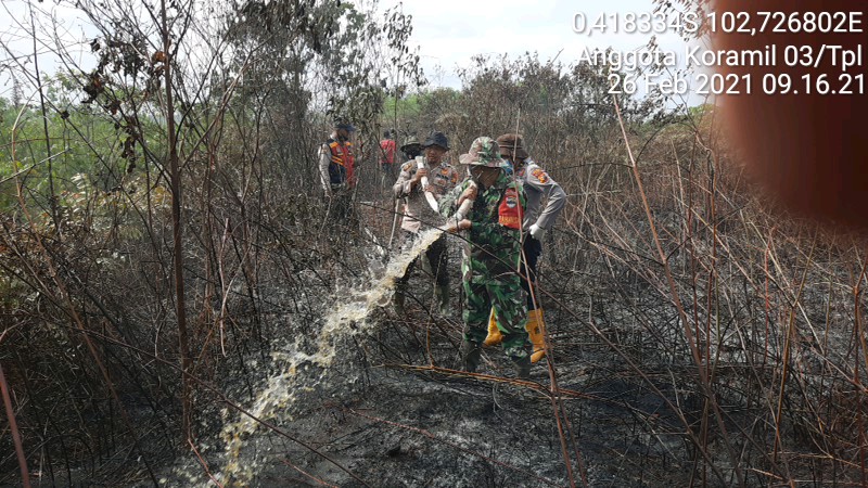 Peran Serta Babinsa Koramil 03/Tempuling Sigap Padamkan Api di Bayas Jaya