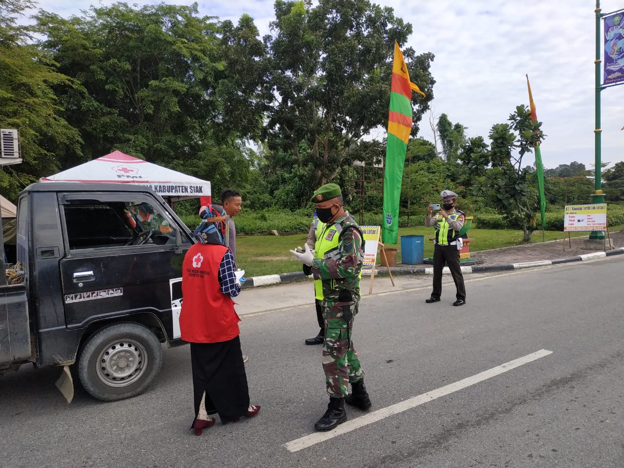 TNI, Polri, Dishub dan Diskes laksanakan Pengamanan Pos Pantau Penyebaran Covid-19 TNI, Polri, Dishub dan Diskes laksanakan Pengamanan Pos Pantau Penyebaran Covid-19