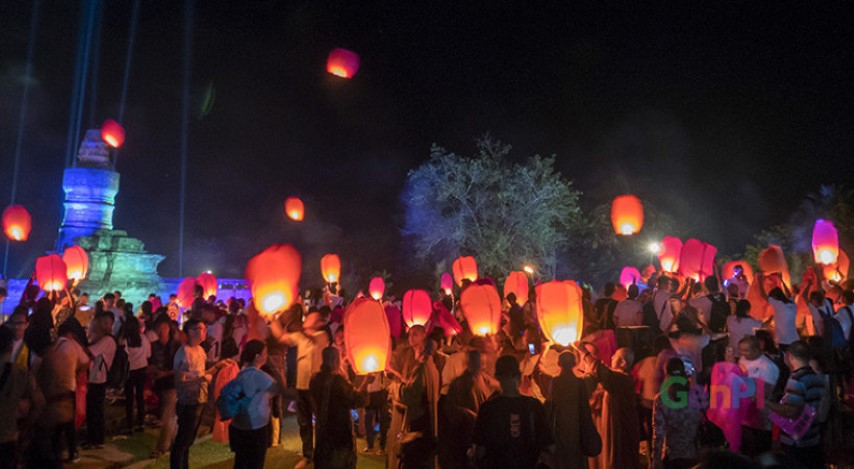 Ribuan Lampion Hiasi Peringatan Waisak di Candi Muara Takus Riau    