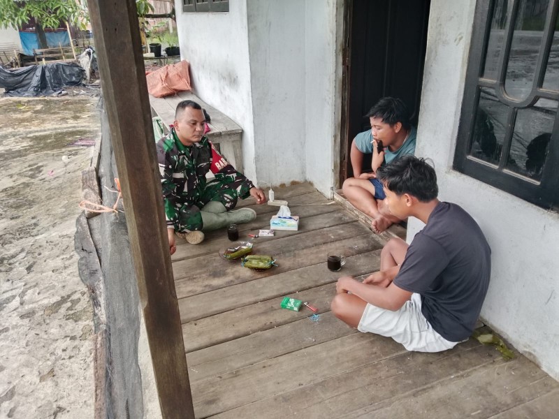 Babinsa Koramil 07/Reteh Berikan  Himbau Warga Jaga Kekompakkan dan Kebersamaan