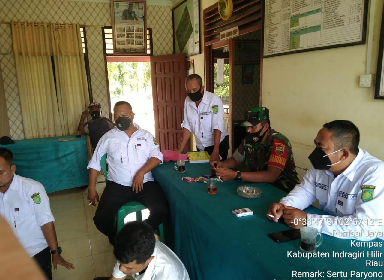 Babinsa 03/Tempuling bersama Pemdes Komsos Bersama Mitra Kerja di Wilayah Binaan